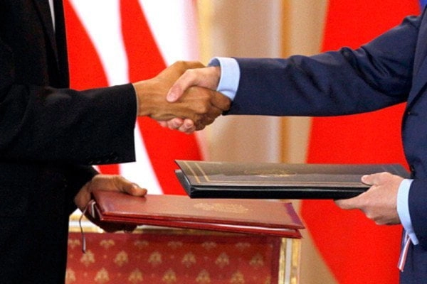 diplomat nasıl olunur, dışişleri bakanlığı binası, uluslararası toplantı masası, diplomatik pasaport, resmi protokol görüşmesi